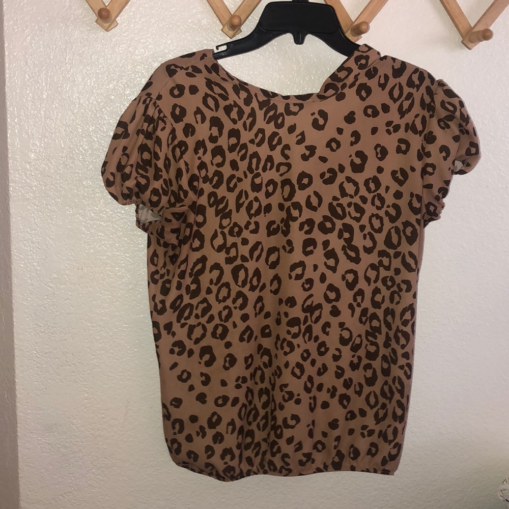 Leopard print shirt. Bow on the back part.